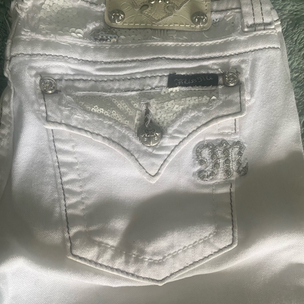 Miss Me White Ankle Cropped Jeans with Embroidered Detail